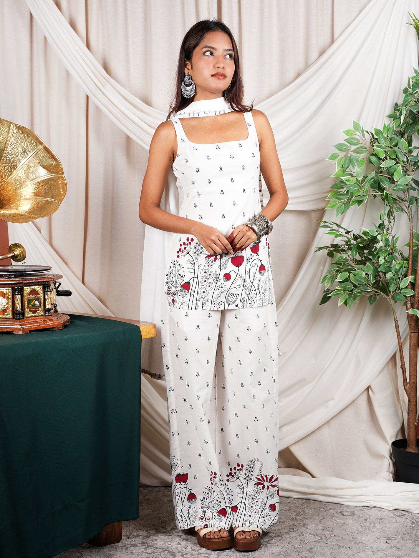 Gun-Gun Deep Back kurti dupatta & Pants Set