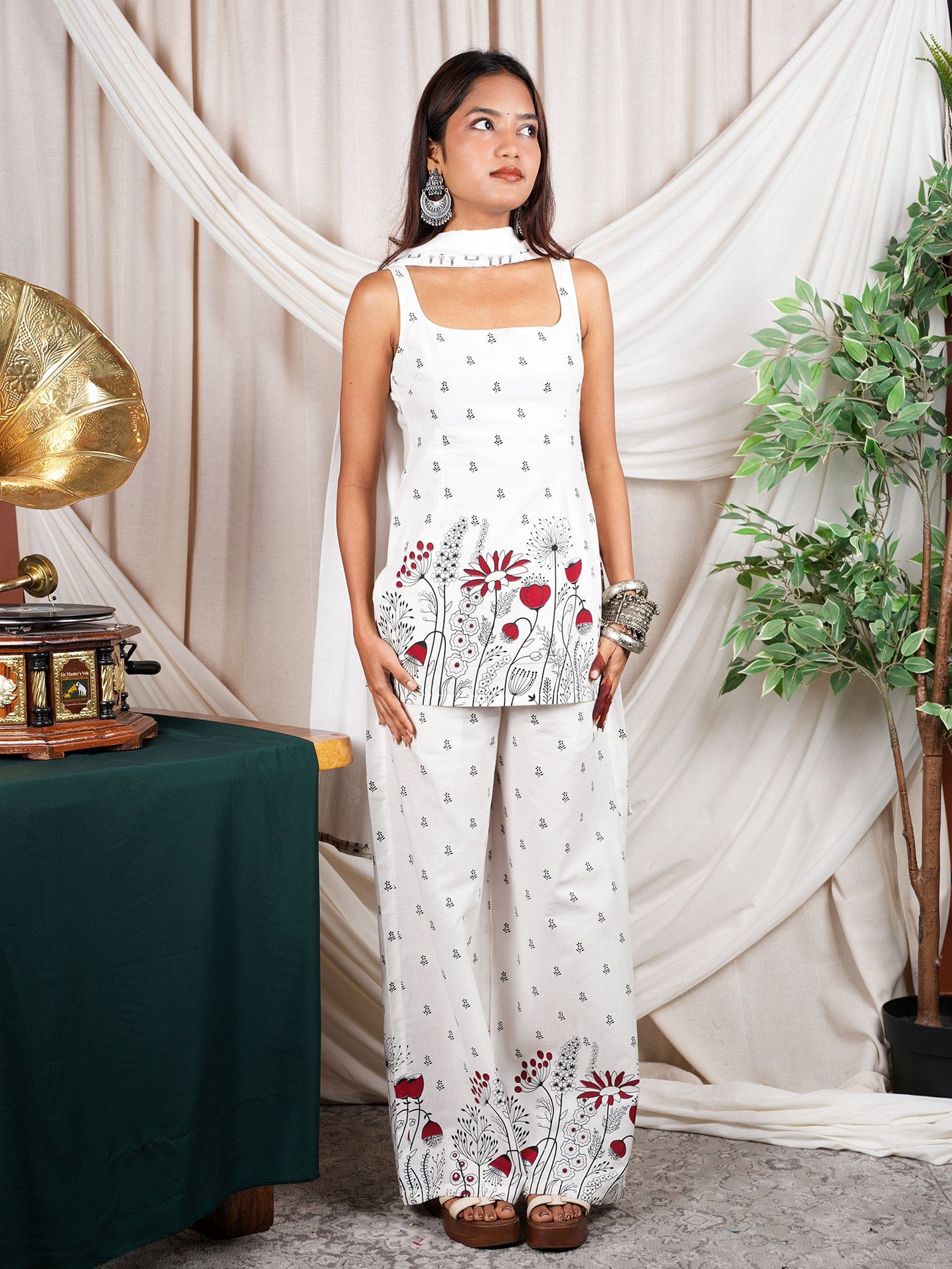 Gun-Gun Deep Back kurti dupatta & Pants Set
